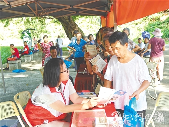 工作人員向市民宣傳新修訂的檔案法，普及家庭檔案建檔知識(shí)。