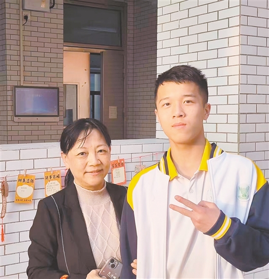 許顥鏵（右）和老師合影。