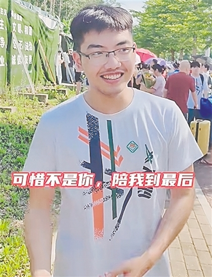 李冠宏在投入地演唱。視頻截圖