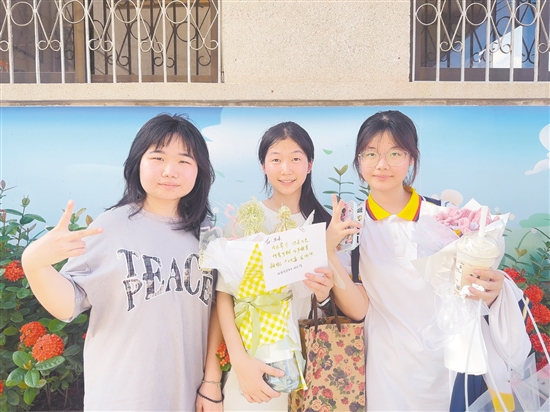 禮樂中學考生收到好室友親手制作的花束，一起慶祝高考順利結(jié)束。