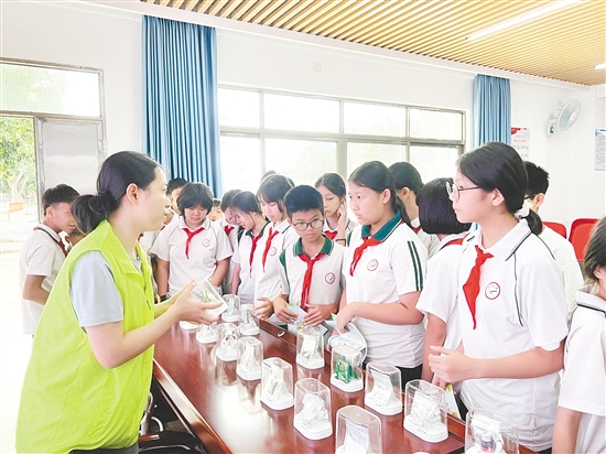 禁毒社工向?qū)W生講解禁毒知識(shí)。