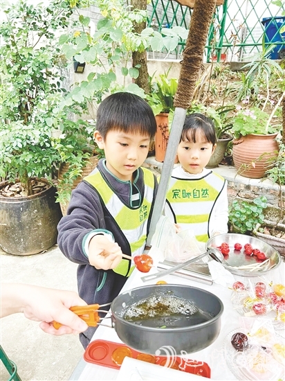 孩子們用自己采收的甘蔗熬糖水制作糖葫蘆，感受勞動(dòng)的樂(lè)趣。