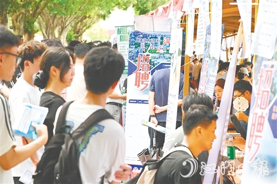 招聘活動(dòng)現(xiàn)場(chǎng)人頭攢動(dòng)。