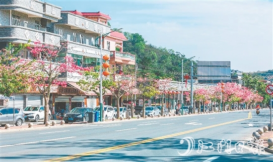 三合鎮(zhèn)溫泉村將生態(tài)優(yōu)勢轉(zhuǎn)化為發(fā)展優(yōu)勢，打造“水清岸綠、設(shè)施完善、鄉(xiāng)風(fēng)文明”的宜居環(huán)境。