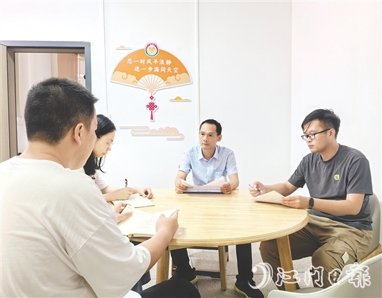 羅哲敬（右）用腳步丈量土地，用真情化解堅冰。