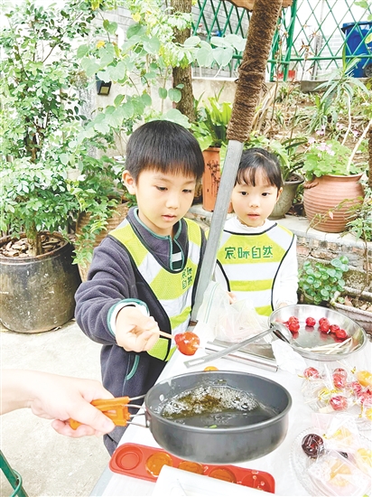 孩子們用自己采收的甘蔗熬糖水制作糖葫蘆，感受勞動的樂趣。