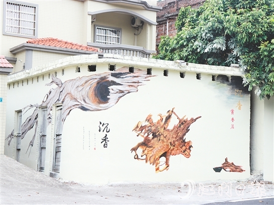 坑尾村在農(nóng)房墻面畫上沉香墻繪，營造濃厚的沉香文化氛圍。