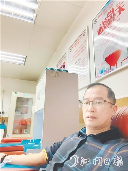 易國城在江門市中心血站獻血。