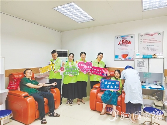 鶴山市無償獻血義工隊隊員在江門市中心血站獻血。