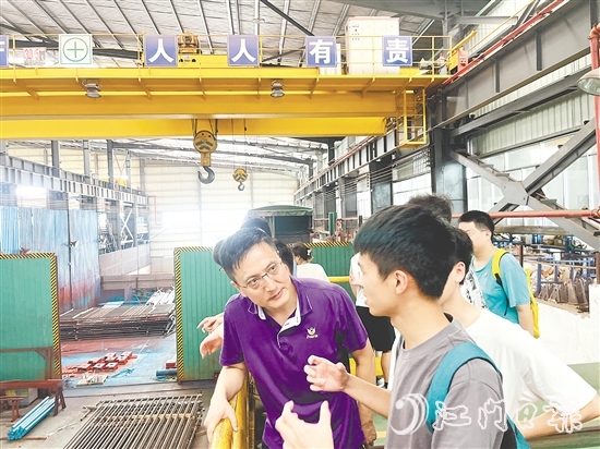 在廣東博盈特焊技術(shù)股份有限公司，企業(yè)代表與學(xué)子們在生產(chǎn)一線進行交流。