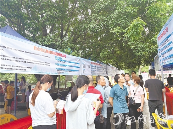招聘會現(xiàn)場人來人往，各企業(yè)紛紛亮出自家“靚崗位”“好待遇”。