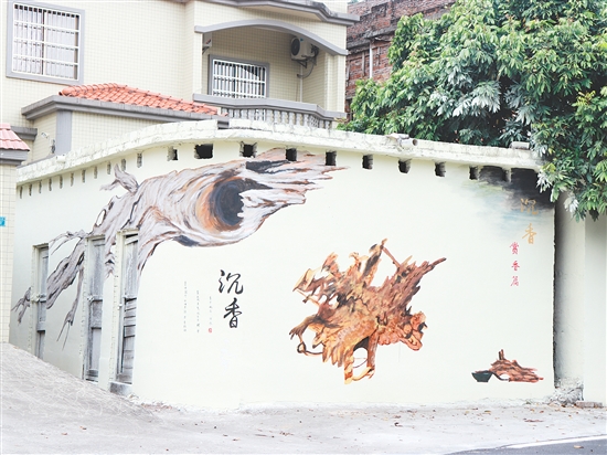 坑尾村在農(nóng)房墻面畫上沉香墻繪，營造濃厚的沉香文化氛圍。