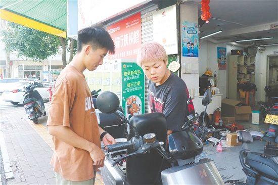 愛心驛站可為外賣騎手提供車輛維修服務(wù)。