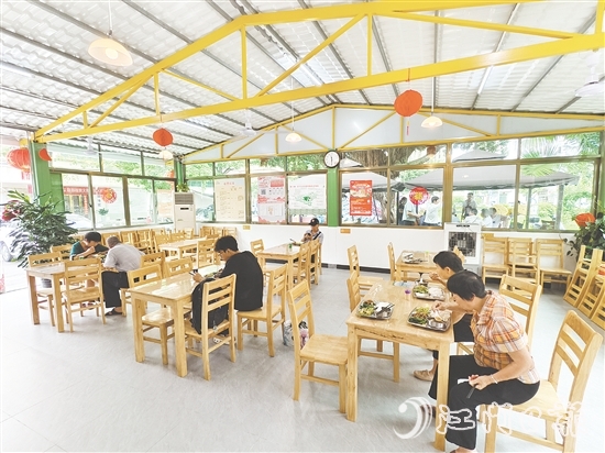 恩平市通過改建恩城街道小島社區(qū)一處老人時常聚集的活動場所，引入餐飲機構(gòu)運營社區(qū)長者食堂，滿足老人就餐需求。