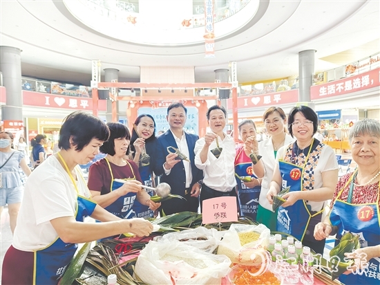吳衛(wèi)均（左四）參加恩平市端午節(jié)慈善包粽活動，并為活動慷慨捐款。