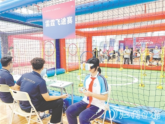 第九屆全國(guó)青少年無(wú)人機(jī)大賽廣東省賽（江門(mén)主站賽）中，相關(guān)項(xiàng)目的選手戴上VR眼鏡，通過(guò)“第一視角”操控?zé)o人機(jī)。