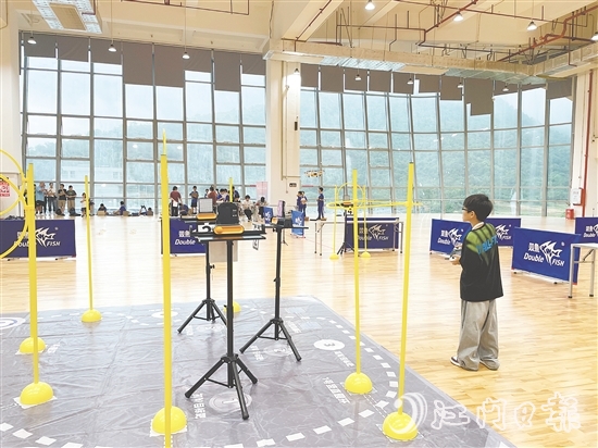 在第九屆全國(guó)青少年無(wú)人機(jī)大賽廣東省賽（江門(mén)主站賽）上，選手在比賽中操控?zé)o人機(jī)。