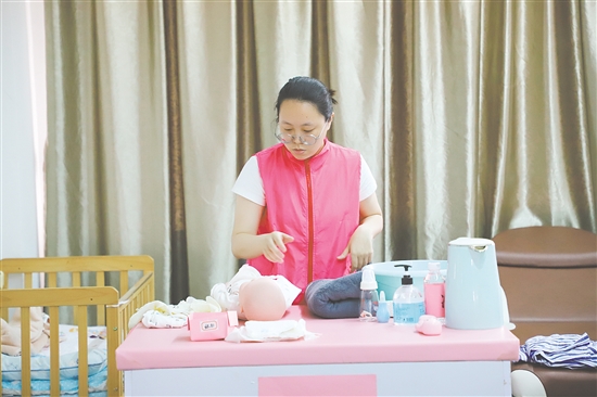 澳門考生模擬嬰兒生活照護。