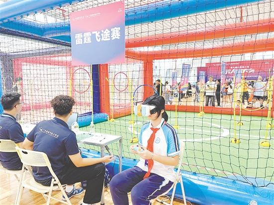第九屆全國青少年無人機(jī)大賽廣東省賽（江門主站賽）中，相關(guān)項目的選手戴上VR眼鏡，通過“第一視角”操控?zé)o人機(jī)。