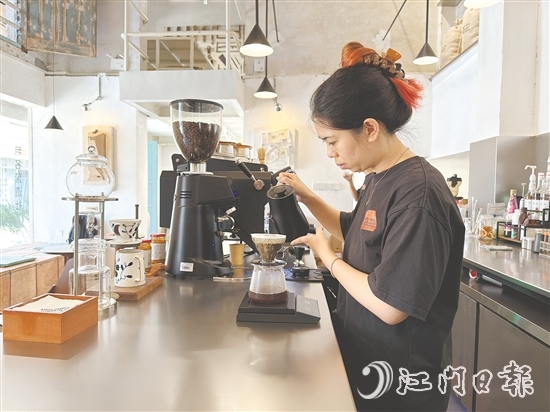 在梁艷芬看來，與其在城市里內(nèi)卷，不如回到熟悉的地方，把熟悉的事情做到極致，哪怕是一間小小的咖啡店，也能泡出自己的風味，走出自己的路。