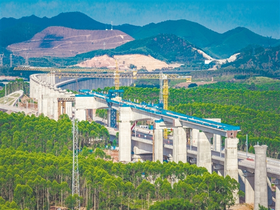 珠肇、廣湛高鐵交會路口施工現(xiàn)場。