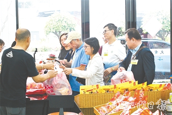 澳門鄉(xiāng)親排隊(duì)買家鄉(xiāng)特色糖果當(dāng)手信。