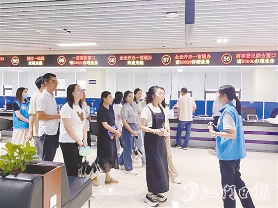 在講解員的引導(dǎo)下，群眾代表開啟了一場沉浸式政務(wù)服務(wù)體驗(yàn)之旅。