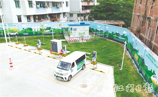 新建的榮匯世家小區(qū)側(cè)充電站設(shè)施方便快捷，環(huán)境干凈整潔。