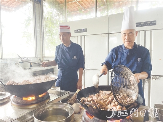 34名學(xué)員通過(guò)“理論教學(xué)+實(shí)操演練”模式，系統(tǒng)學(xué)習(xí)僑鄉(xiāng)經(jīng)典菜式。