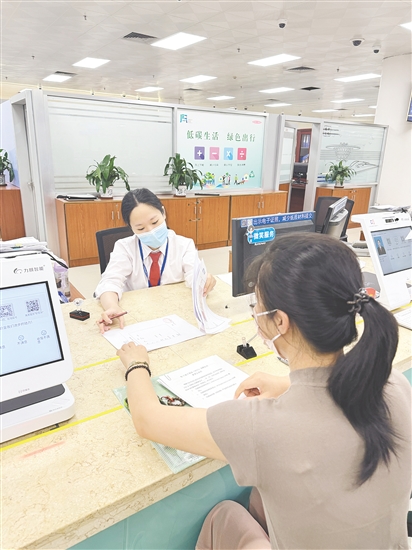 市行政服務(wù)中心窗口工作人員為企業(yè)辦理商事登記業(yè)務(wù)。