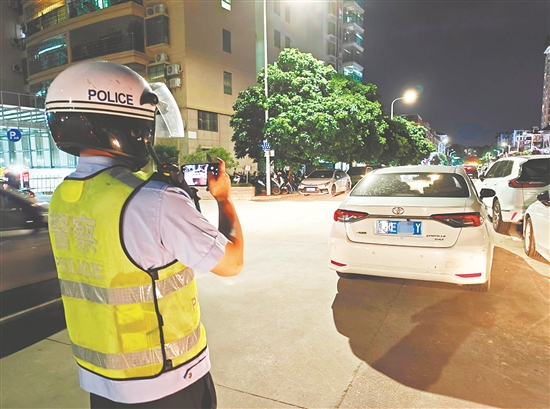 交警通過巡邏勸導(dǎo)、違停拖移、教育處罰等措施來規(guī)范停車秩序。