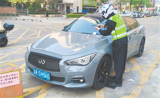 交警通過巡邏勸導(dǎo)、違停拖移、教育處罰等措施來規(guī)范停車秩序。