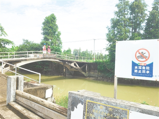 古井鎮(zhèn)在溺水事故隱患點(diǎn)顯著位置懸掛橫幅、張貼標(biāo)語，組織人員發(fā)放防溺水宣傳單。