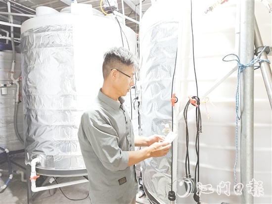 李新在培育工作室檢查發(fā)酵罐。