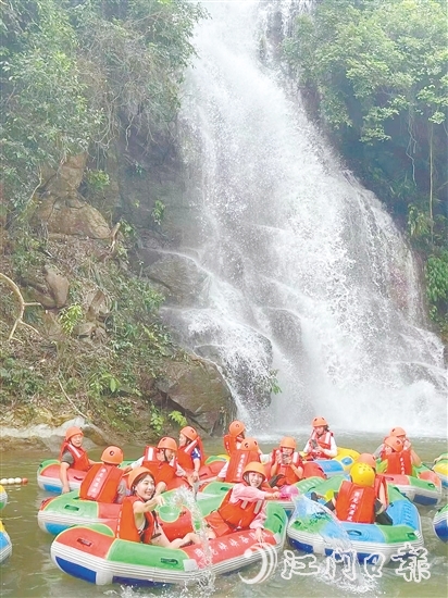 鶴山依托源林生態(tài)樂園、游龍峽等開發(fā)漂流、水上親子拓展、帳篷露營等項(xiàng)目，打造了大灣區(qū)親水游樂目的地。