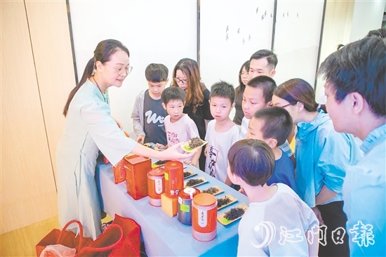 在鶴山市文化館非遺傳習(xí)廳，講師為親子家庭詳細(xì)講解鶴山紅茶的悠久歷史和制作工藝。