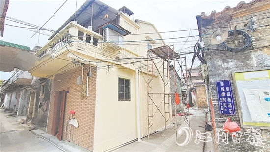 麥老兵居住的房屋煥然一新，外墻更換為暖色調(diào)“衣服”，顯得格外溫馨。