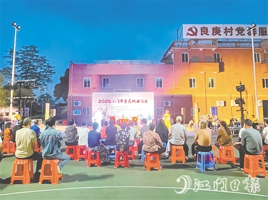 精彩的粵劇表演吸引了不少村民前來觀看。