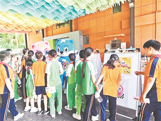 學(xué)生們穿梭于龜博園各大特色展館，沉浸式學(xué)習(xí)禁毒知識。