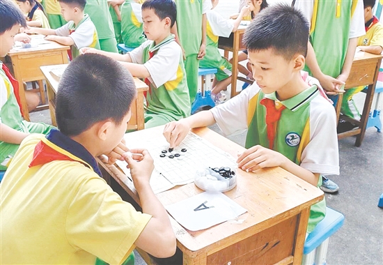 比賽過程中，學生沉著冷靜、積極動手。
