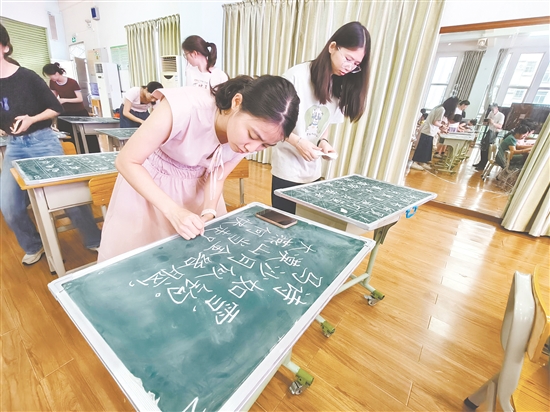 在基本功比賽中，青年教師們展現出扎實的功底。