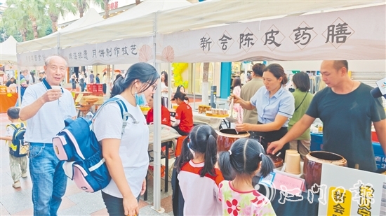 市民、游客現(xiàn)場(chǎng)“打卡”《三餐四季》同款新會(huì)陳皮藥膳美食。