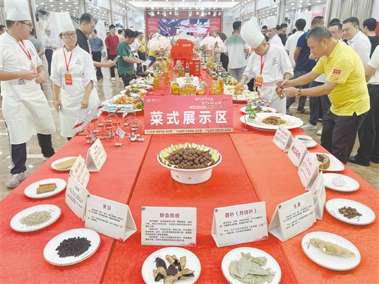 競賽中，民間選手和專業(yè)廚師一同大顯身手，烹飪各式司前溫蛋美食。