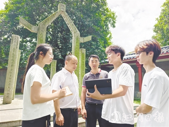 趙尉強(qiáng)（圖中）與五邑大學(xué)師生們交流歇馬村文旅發(fā)展計(jì)劃。