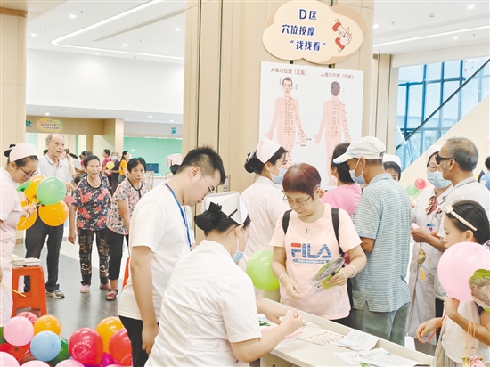 各種健康小游戲吸引眾多居民參與體驗(yàn)。