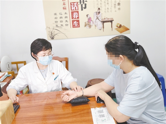 醫(yī)生對患者進行檢查。