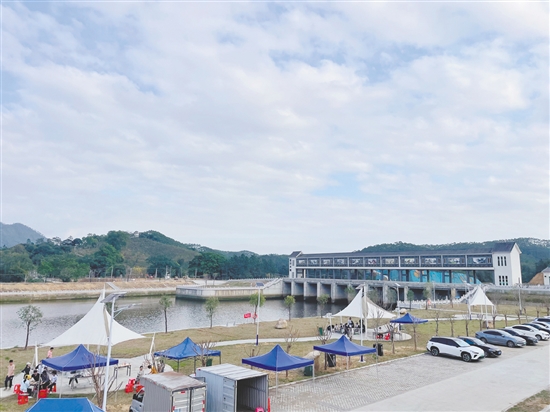 橫陂鎮(zhèn)藍(lán)田村以藍(lán)田水閘建設(shè)為核心，依托水閘打造生態(tài)房車營(yíng)地項(xiàng)目、太空艙特色民宿、鄉(xiāng)村學(xué)農(nóng)體驗(yàn)、鄉(xiāng)村水產(chǎn)養(yǎng)殖科普游等項(xiàng)目，實(shí)現(xiàn)文旅、農(nóng)旅資源串點(diǎn)成線。