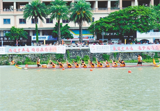 比賽期間突降大雨，選手們在雨中展開激烈比拼。