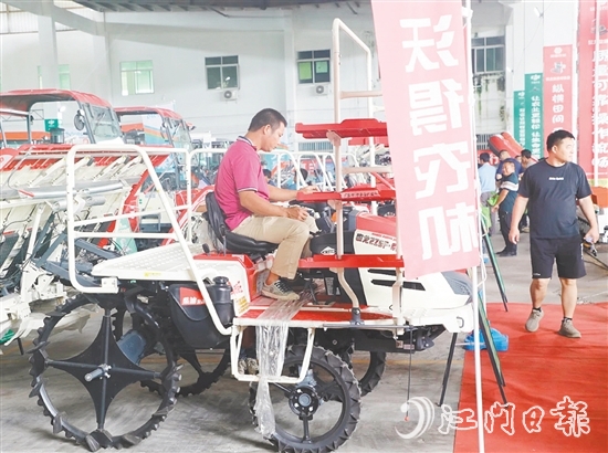 農(nóng)業(yè)合作社代表和種糧大戶“一站式”了解各類農(nóng)機和相關(guān)優(yōu)惠政策，并親身操作農(nóng)機，直觀感受農(nóng)機性能。