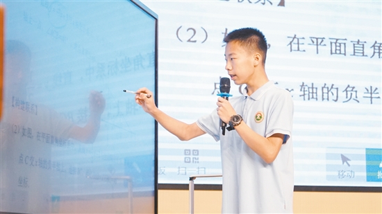 學生走上講臺，講解題目。